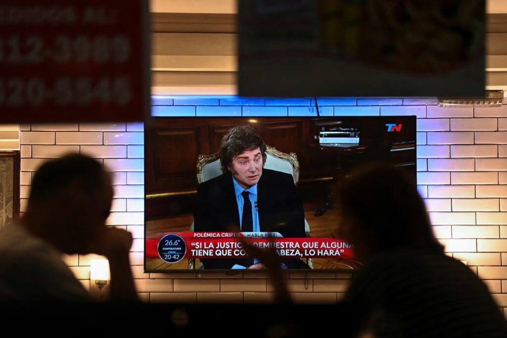 Diners in Buenos Aires watch Javier Milei’s interview: the politician addresses the $LIBRA scandal - The Coinomist