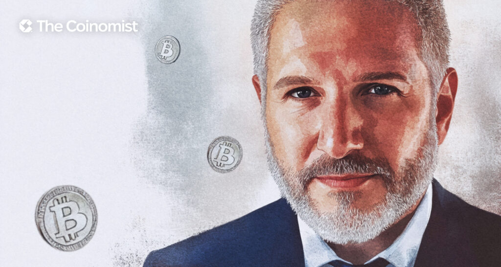 Peter Schiff with the Bitcoin logo and loudspeakers in the background - The Coinomist