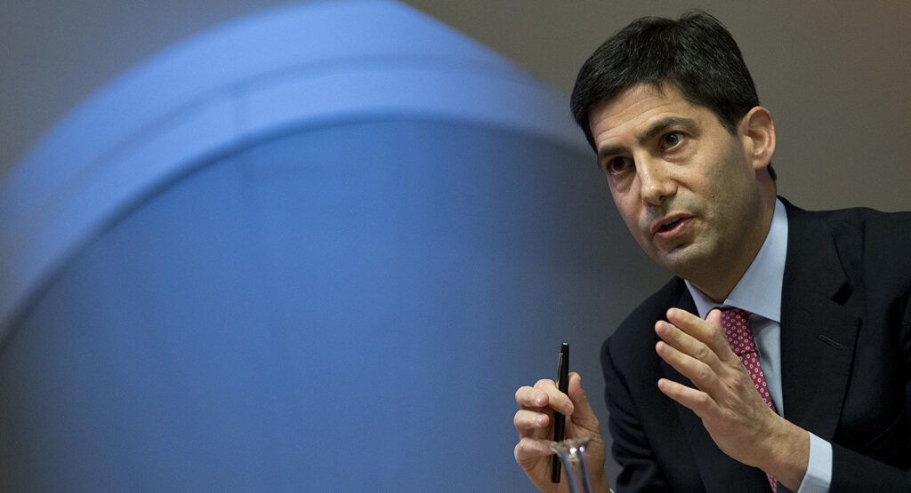 Kevin Warsh, former Federal Reserve governor, speaking on stage — The Coinomist.