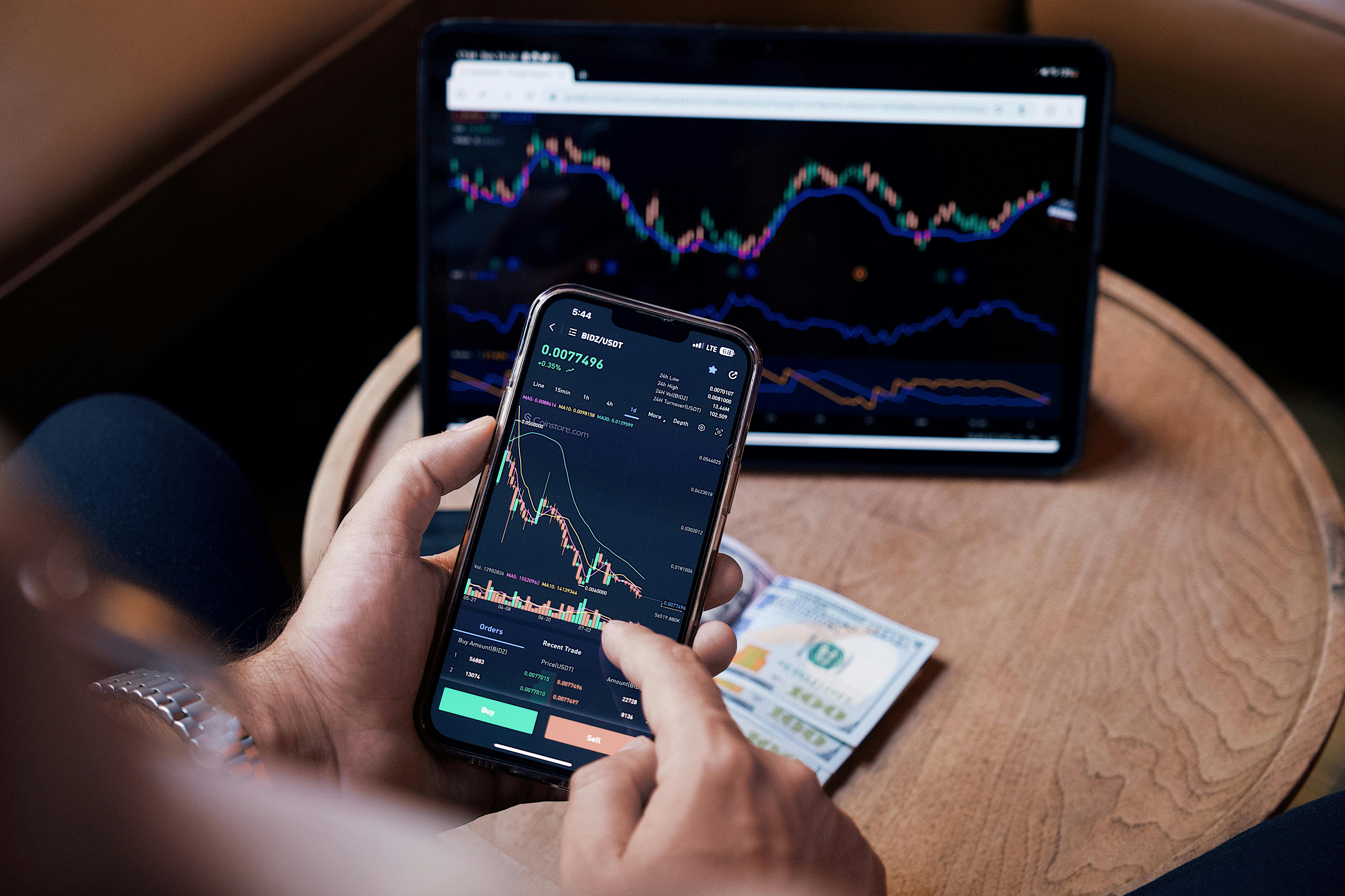 Tablet and smartphone for crypto trading – The Coinomist