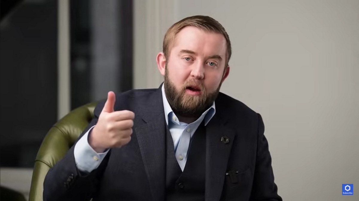 Sergey Nazarov speaking during a 2025 Chainlink interview on institutional blockchain adoption. The Coinomist