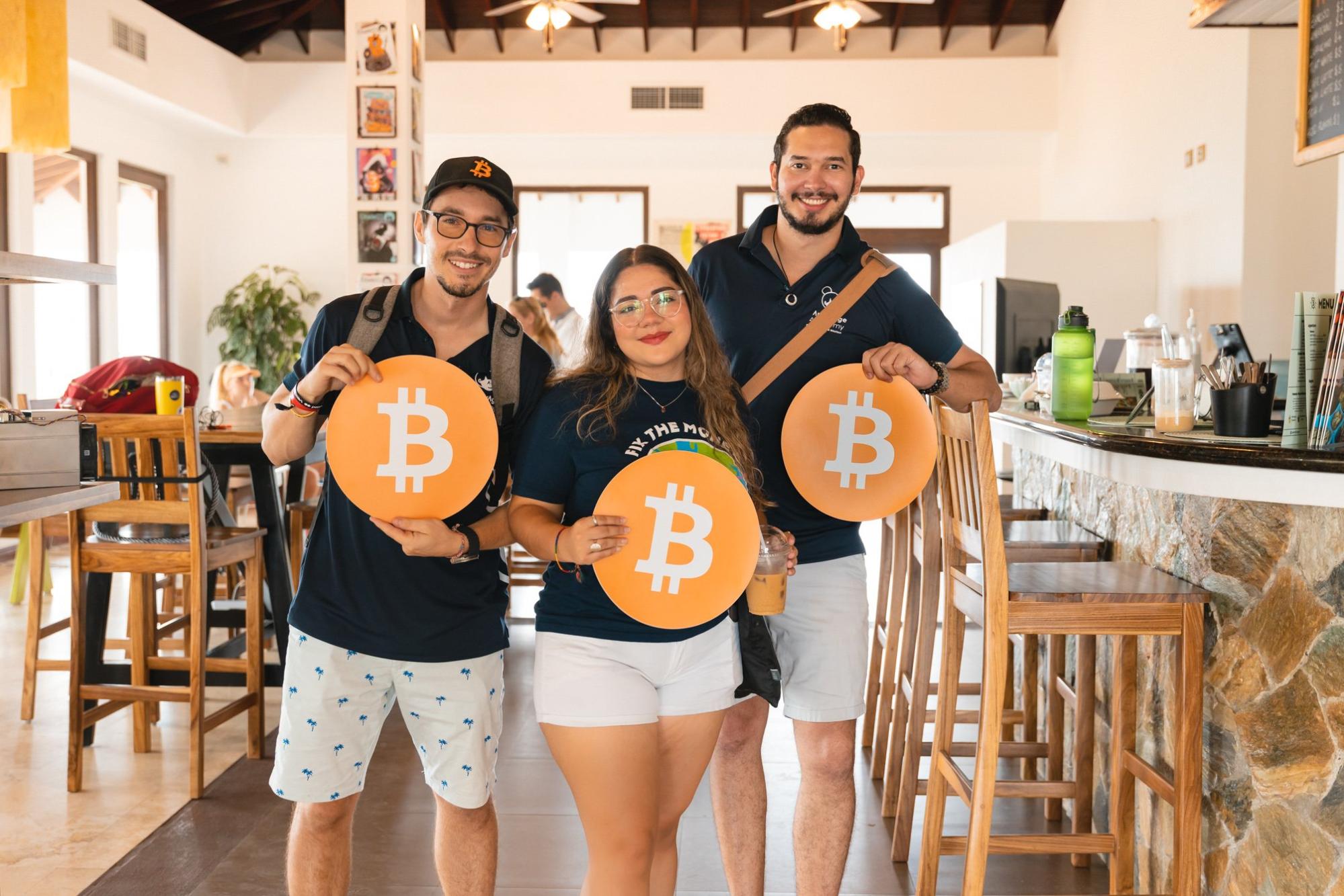 Crypto event participants in Roatán - The Coinomist