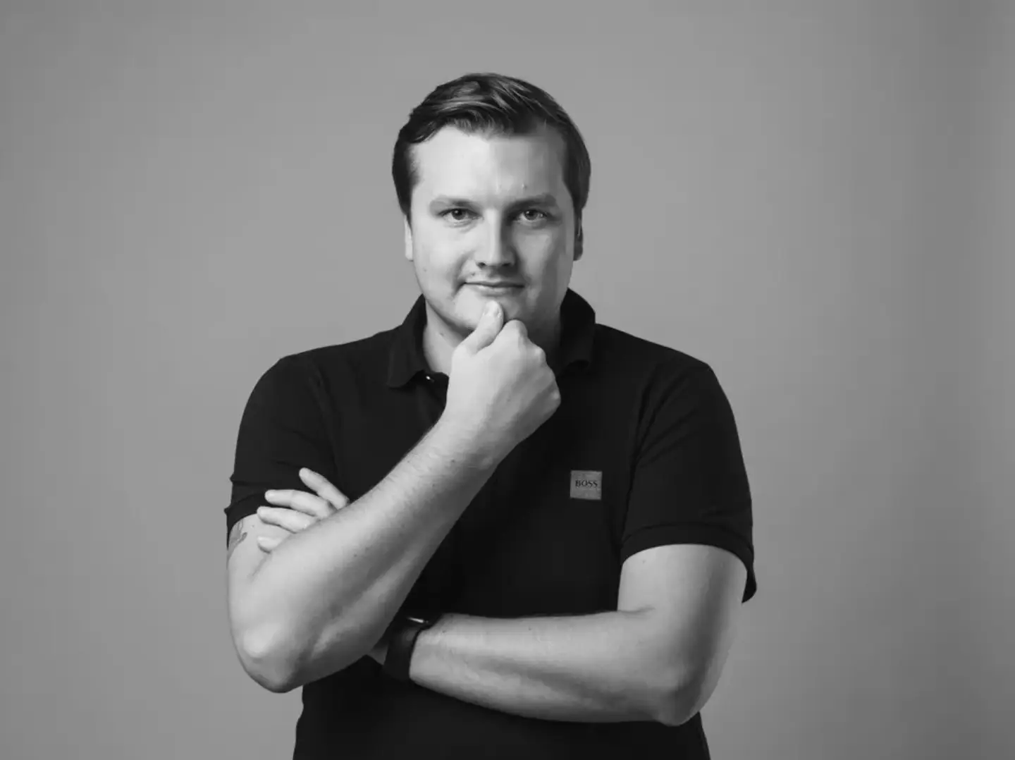Stani Kulechov in a minimalist black shirt, arms crossed and composed—embodying the structured calm of Web3’s protocol class. — The Coinomist