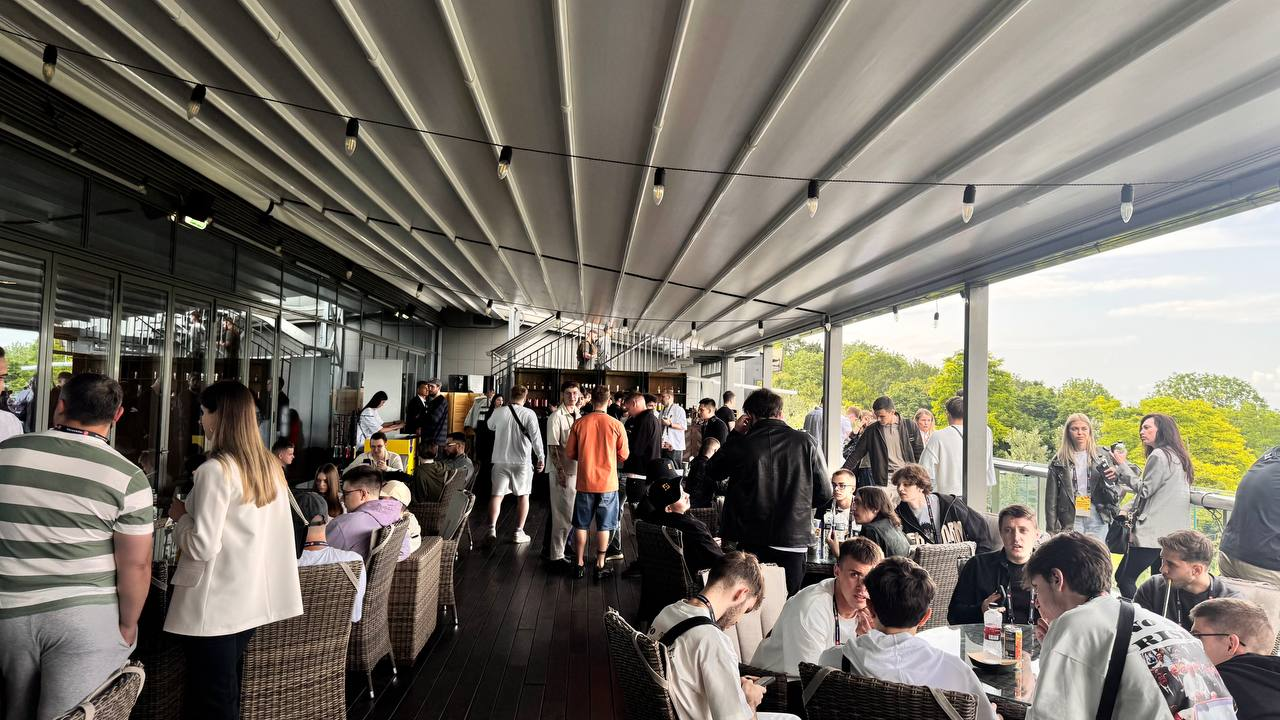 Participants at Incrypted Conference 2025 talking on the terrace — The Coinomist.